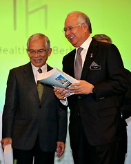 IHH Healthcare's chairman, Abu Bakar Suleiman, left, with Prime Minister Najib Razak of Malaysia, holding the prospectus for the company.