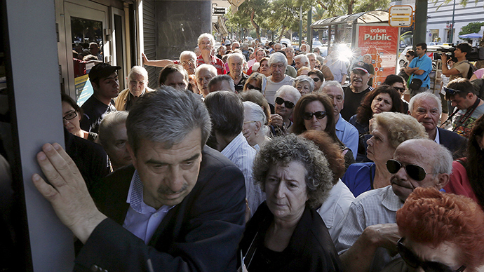 A manager tries to close the door of a bank as hundreds of pensioners line up outside a National Bank in Athens, Greece, July 1, 2015 (Reuters / Yannis Behrakis)