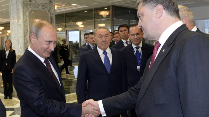 Russia's President Vladimir Putin (L) and Ukraine's President Petro Poroshenko (R) shake hands during a summit in Belarus' capital of Minsk on August 26, 2014 (AFP Photo / Sergey Bondarenko)
