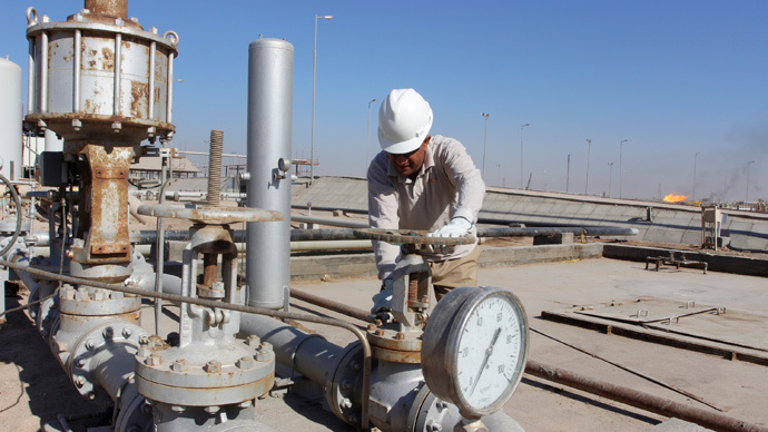 A worker checks a valve of an oil pipe at Rumaila oilfield in Basra, southeast of Baghdad (Reuters / Essam Al-Sudani)