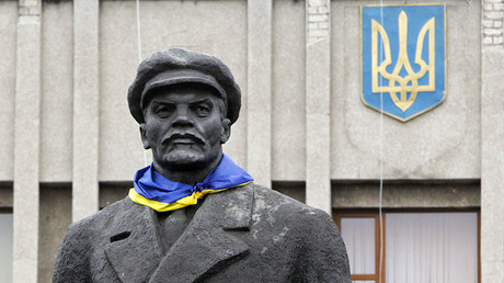 A Ukrainian flag is attached to a monument of the Soviet state founder Vladimir Lenin © Valentyn Ogirenko