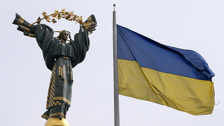 A view shows the Independence Monument and the Ukrainian national flag in Independence Square in central Kiev, Ukraine © Valentyn Ogirenko