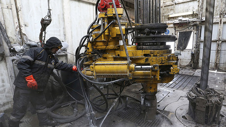 A worker operates the drill at the Rosneft oil company © Sergei Karpukhin