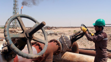 A worker checks the valve of an oil pipe at Al-Sheiba oil refinery in the southern Iraq city of Basra. © Essam Al Sudani