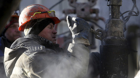 An employee works on a drilling rig at the Rosneft company owned Samotlor oil field outside the West Siberian city of Nizhnevartovsk, Russia. © Sergei Karpukhin