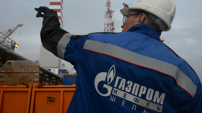 taff working at Prirazlomnaya ice-resistant oil platform for processing oil from Prirazlomnoye field in the Pechora Sea. (RIA Novosti/Maksim Blinov)