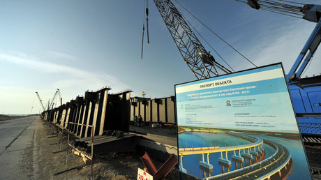 Erection of a passage span for a highway bridge across the Strait of Kerch in Crimea. © Georgiy Zimarev