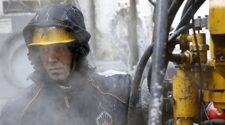 An employee works at a drilling site at the Rosneft company owned Suzunskoye oil field, north from the Russian Siberian city of Krasnoyarsk, March 26, 2015. © Sergei Karpukhin