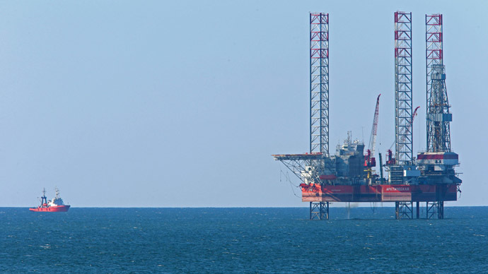 The Arkticheskaya jack-up floating drilling rig of Lukoil company set up near the resort town of Zelenogradsk, located on the Baltic Sea. (RIA Novosti / Igor Zarembo)