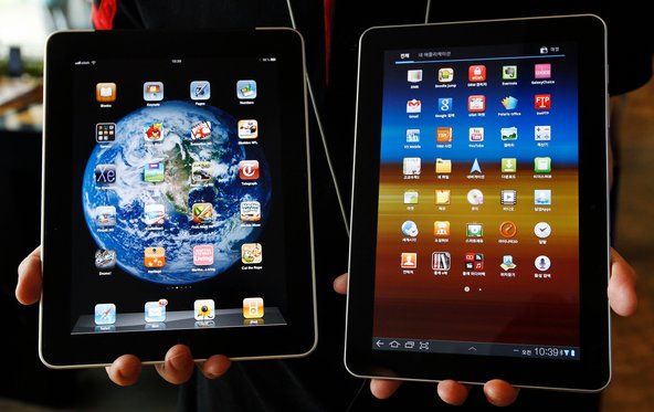 Apple’s iPad, left, and Samsung’s Galaxy tablet.