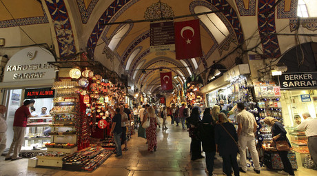 People visit the shops of gold dealers as local and foreign tourists stroll through the Grand Bazaar in Istanbul. © Murad Sezer / Reuters