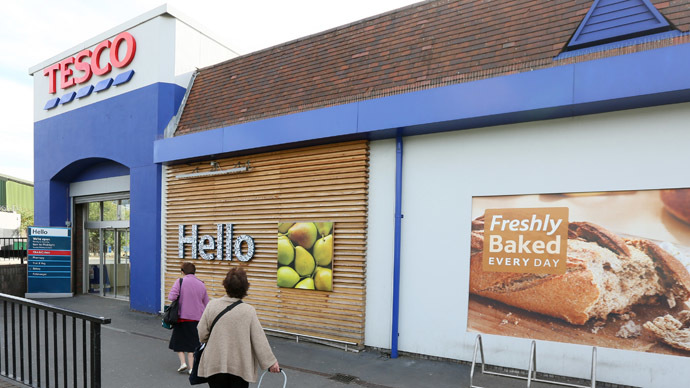 Shoppers go into a Tesco store in Bow, east London August 29, 2014. (Reuters/Paul Hackett)