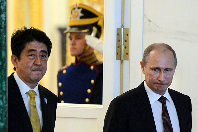 Russia's President Vladimir Putin (R) and Japan's Prime Minister Shinzo Abe (Reuters / Kirill Kudryavtsev)