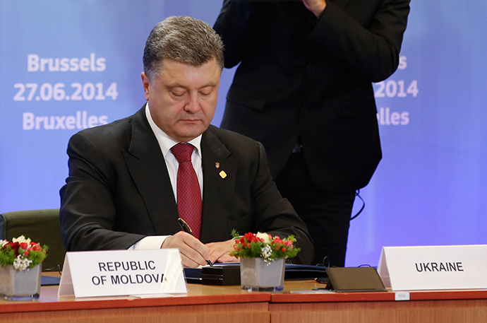 Ukraine's President Petro Poroshenko signs the cooperation agreement at the EU Council in Brussels June 27, 2014 (Reuters / Olivier Hoslet)