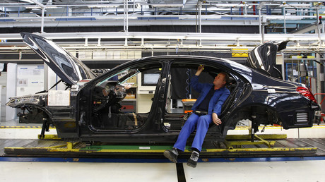 An employee works on the new Mercedes-Benz S-class car at the plant in Sindelfingen near Stuttgart © Michaela Rehle