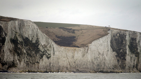 People walk along the tops of the White Cliffs of Dover, in Britain © Phil Noble 