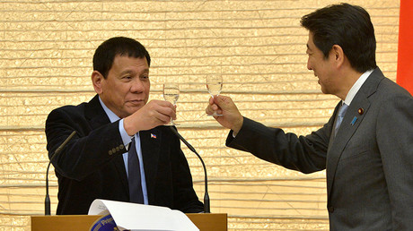 Philippines President Rodrigo Duterte (L) toasts with Japan Prime Minister Shinzo Abe during a banquet at Abe's official residence in Tokyo, Japan October 26, 2016 © David Mareuil