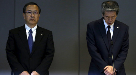 Toshiba Corp President and Chief Executive Officer Hisao Tanaka (R) and Chairman of the Board Masashi Muromachi attend a news conference at the company headquarters in Tokyo July 21, 2015. © Toru Hanai