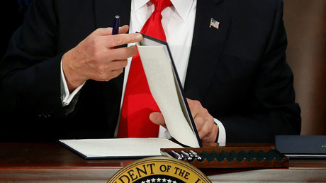 U.S. President Donald Trump prepares to sign an executive order at Homeland Security headquarters in Washington, U.S., January 25, 2017. © Jonathan Ernst