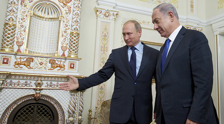Russian President Vladimir Putin (L) welcomes Israeli Prime Minister Benjamin Netanyahu © Ivan Sekretarev