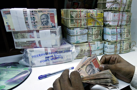 A bank employee counting currency notes in Mumbai, Maharashtra in this Feb. 27, 2007 file photo.
