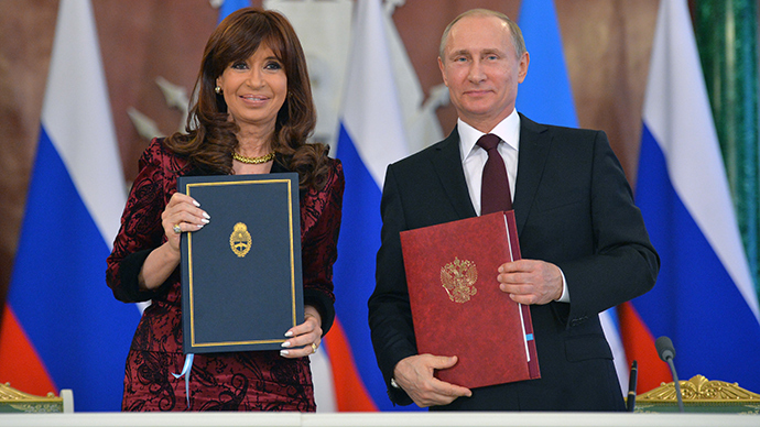 Presidents Vladimir Putin of Russia and Cristina Fernandez de Kirchner seen during the ceremony of signing joint documents on the results of Russian-Argentinian talks in the Kremlin, April 23, 2015 (RIA Novosti / Alexey Druzhinin)
