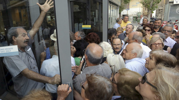 Pensioners struggle to enter a National Bank branch to receive part of their pension in Iraklio on the island of Crete, Greece, July 2, 2015. (Reuters / Stefanos Rapanis )