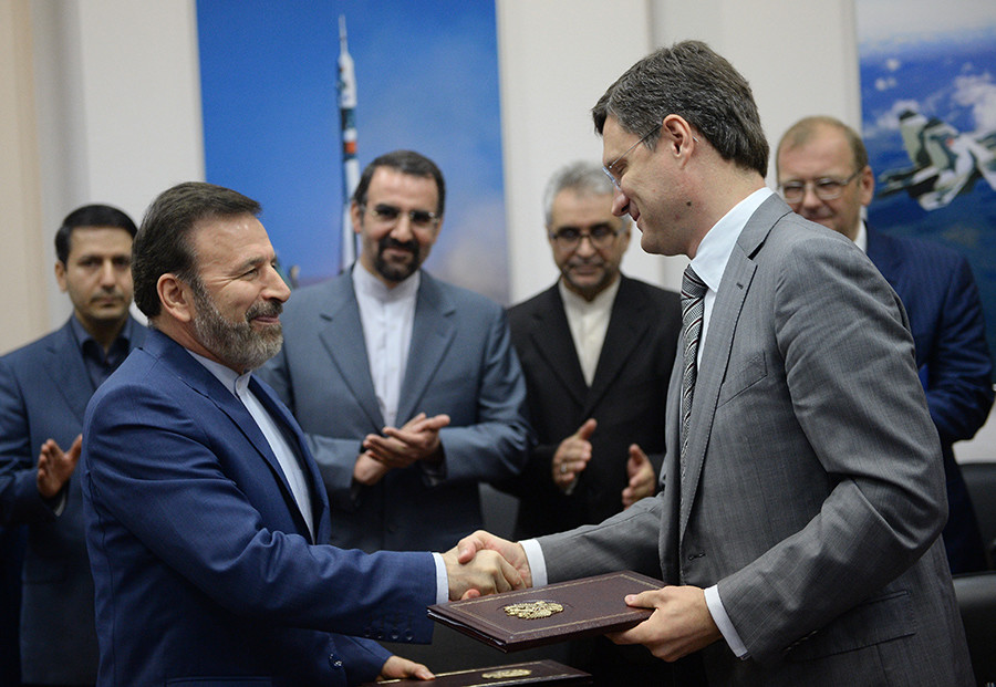 Foreground, from right: Russian Energy Minister Alexander Novak and Iran's Minister of Communications and Information Technology Mahmoud Vaezi at the ceremony to sign documents in Moscow © Vladimir Astapkovich