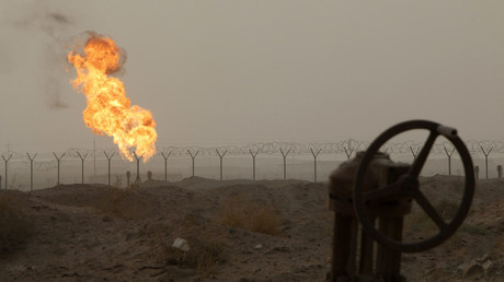 Flames emerge from a pipeline at the oil fields in Basra, southeast of Baghdad. © Essam Al-Sudani