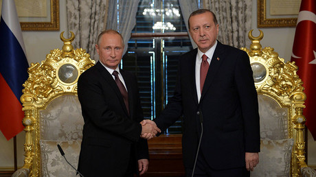 Russian President Vladimir Putin (L) shakes hands with Turkish President Tayyip Erdogan during their meeting in Istanbul, Turkey, October 10, 2016. © Alexei Druzhinin