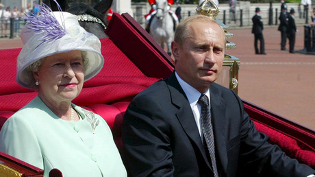 FILE PHOTO: Britain's Queen Elizabeth II and Russian President Vladimir Putin ride in a carriage to Buckingham Palace in London, Britain, June 24, 2003 © Grigory Dukor