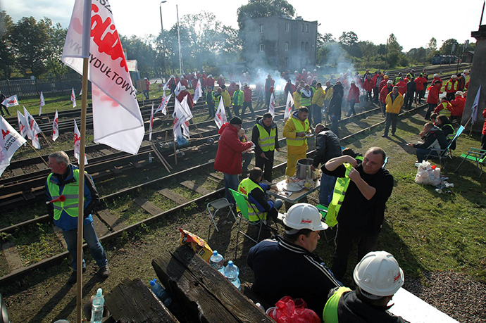 Polish miners stand on railtracks in Braniewo near the northern border with Russia's Kaliningrad province to stop a train carrying cheaper Russian coal, on September 24, 2014 (AFP Photo / Tomasz Waszczuk)