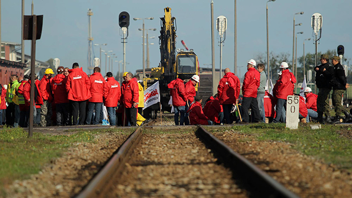 Polish miners stand on railtracks in Braniewo near the northern border with Russia's Kaliningrad province to stop a train carrying cheaper Russian coal, on September 24, 2014 (AFP Photo / Tomasz Waszczuk)