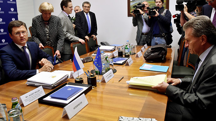 EU Energy Commissioner Guenther Oettinger (R) attends a meeting with Russia's Energy Minister Alexander Novak (L) on August 29, 2014 in Moscow. (AFP Photo / Kirill Kudryavtsev)