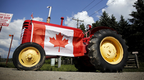 An old tractor sporting a Canadian national flag is seen parked in the rural township of Oro-Medonte, Ontario. © Chris Helgren