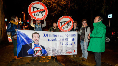 Protesters hold up a placard reading '3,4 million Europeans count on Wallonia - stop CETA' in Namur, Belgium, on October 18, 2016.© Nicolas Lambert 