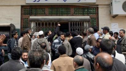 Libyan men queue for bank transactions in Benghazi (AFP Photo / Mahmud Hams)