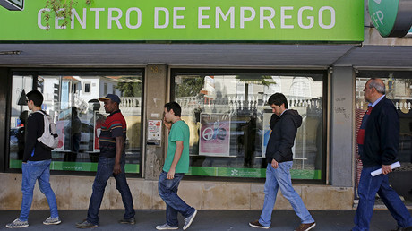People wait at the employment center to open in Sintra, Portugal. © Hugo Correia