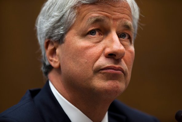 A Senate panel report says that Jamie Dimon, chief of JPMorgan Chase, withheld details about the bank's daily losses.