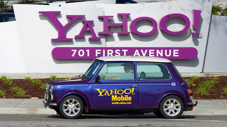A man drives a Mini Cooper with a Yahoo! logo in front of Yahoo! headquarters in Sunnyvale, California © Kimberly White