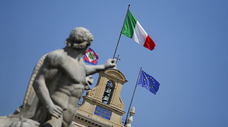The Italian national flag flutters atop of the Quirinale presidential palace in Rome. © Max Rossi