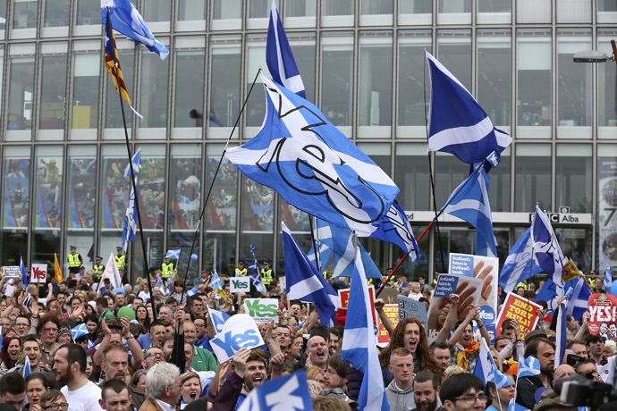 'Yes' campaign people gather for a rally outside the BBC in Glasgow, Scotland September 14, 2014. (Reuters/Paul Hackett)
