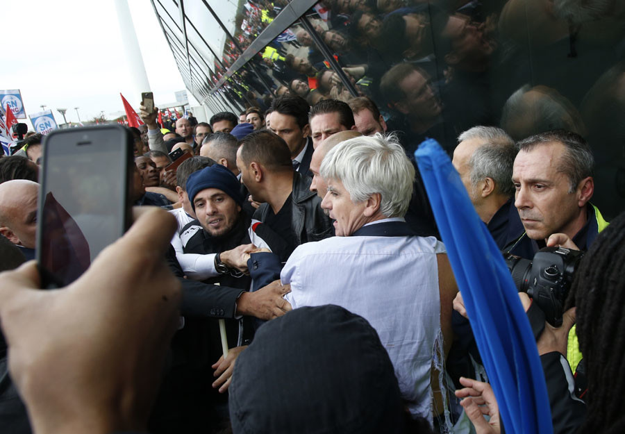 Pierre Plissonnier, Air France deputy of long-haul flights, is surrounded by employees after they interrupted a meeting with representatives staff at the Air France headquarters building at the Charles de Gaulle International Airport in Roissy, near Paris, France, October 5, 2015. © Jacky Naegelen