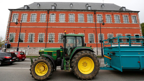 A tractor outside the Walloon regional parliament © Francois Lenoir 