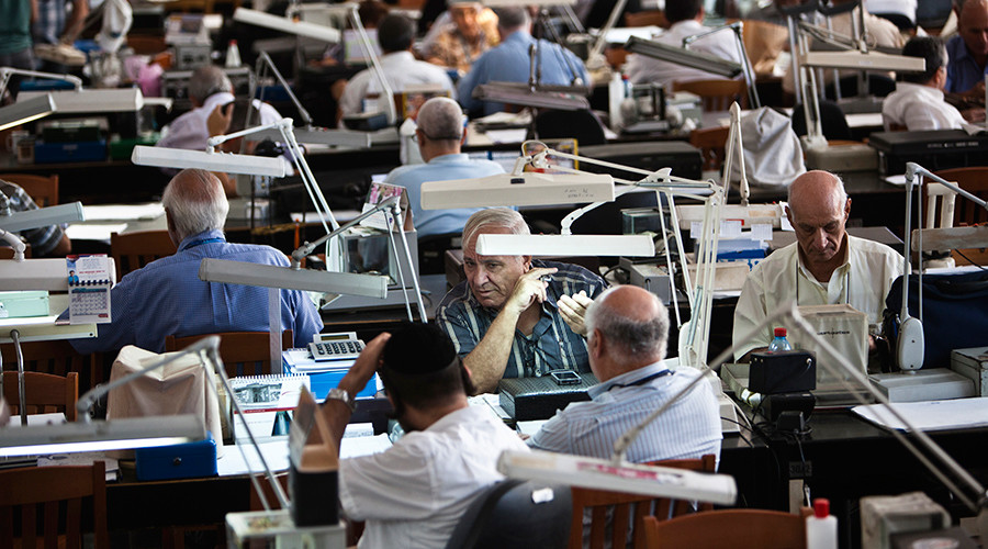 Diamond dealers work on the trading floor of Israel's diamond exchange in Ramat Gan near Tel Aviv  © Nir Elias