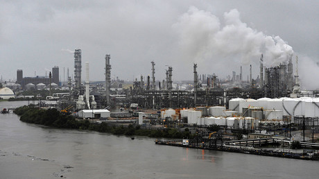 The Valero Houston Refinery is threatened by the swelling waters of the Buffalo Bayou after Hurricane Harvey inundated the Texas Gulf coast with rain, in Houston, Texas, U.S. August 27, 2017. © Nick Oxford