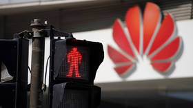 FILE PHOTO: Huawei company logo © Reuters /Aly Song