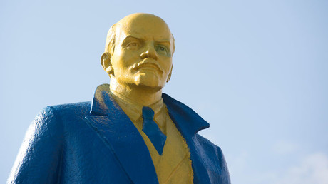 A statue of late Soviet leader Vladimir Lenin painted with the colours of the Ukrainian flag in the town of Velyka Novosilka, Western Ukraine © John Macdougall