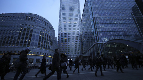 Workers walk to work during the morning rush hour in the financial district of Canary Wharf in London © Eddie Keogh / Reuters