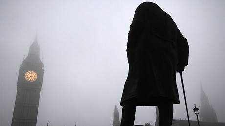 Fog surrounds a statue of Winston Churchill, London © Toby Melville
